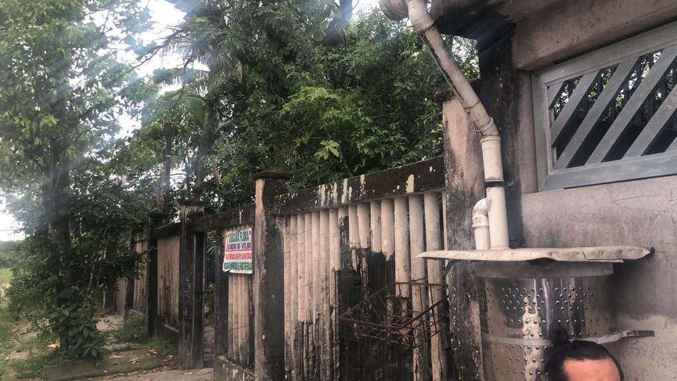 Residência onde corpo de idoso foi encontrado tem terreno com árvores, que podem ter dificultado para encontrá-lo — Foto: G1 Santos