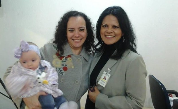 Yaskara Randisek e a filha Aysha com Monica Zacharias, responsável pela Comunicação do Hospital Maternidade Leonor Mendes de Barros (Foto: Divulgação)
