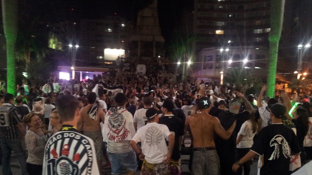 Corintianos Se Reúnem Na Praça Da Independência Para Comemorar Título