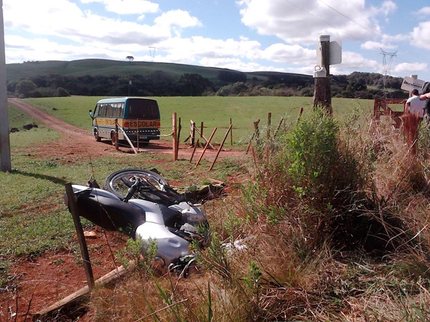 Condutor da motocicleta que bateu em um micrônibus morreu (Foto: Fábio Lehmen/RBS TV)