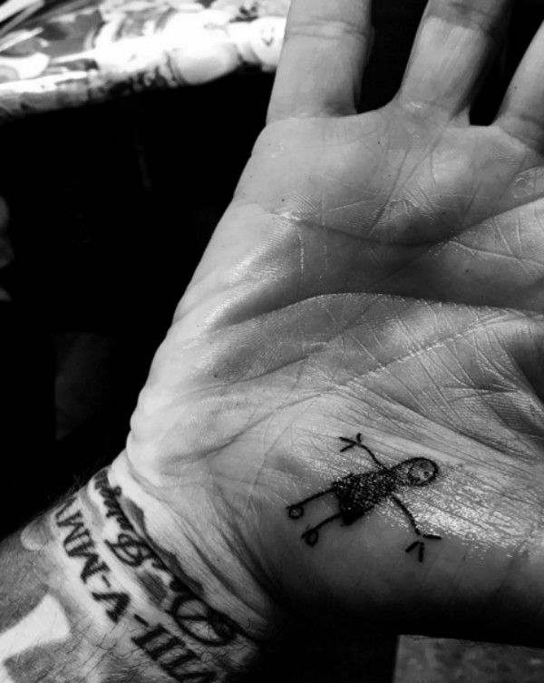 Victoria Beckham também publicou uma foto da tatuagem do marido (Foto: Reprodução/Instagram)