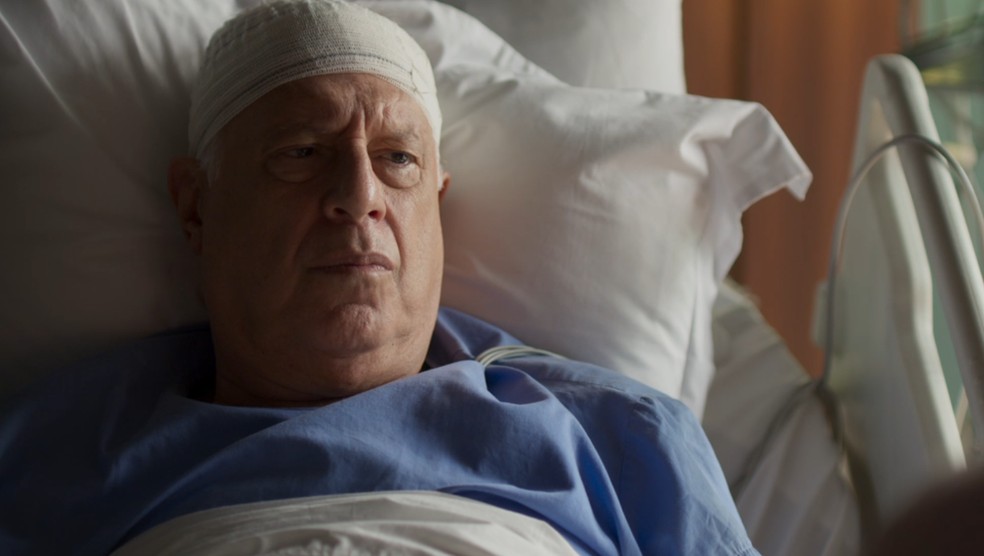 Alberto (Antonio Fagundes) fica desconfort&aacute;vel com a postura do filho &mdash; Foto: Globo