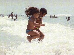 Pela manhã a praia é das crianças (Foto: Cristino Martins/O Liberal)