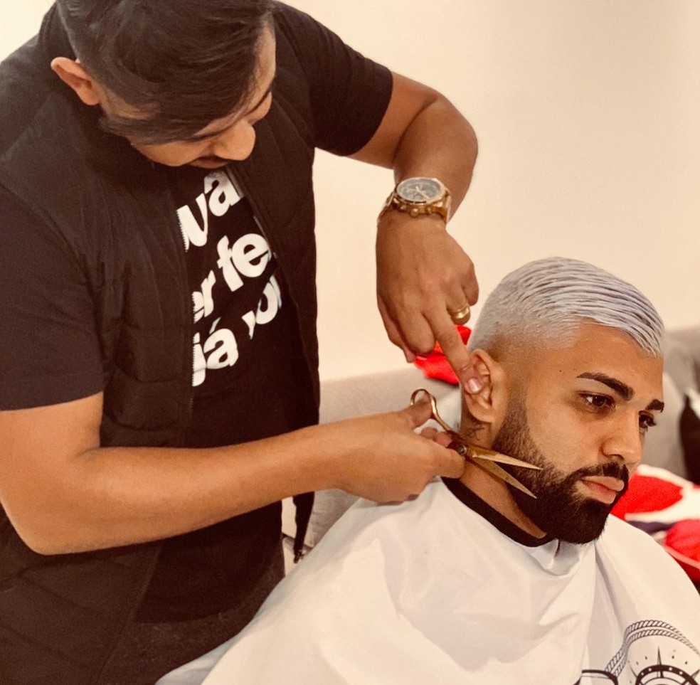 Marlus visita a casa de Gabigol pelo menos duas vezes na semana para retocar o visual — Foto: Arquivo Pessoal