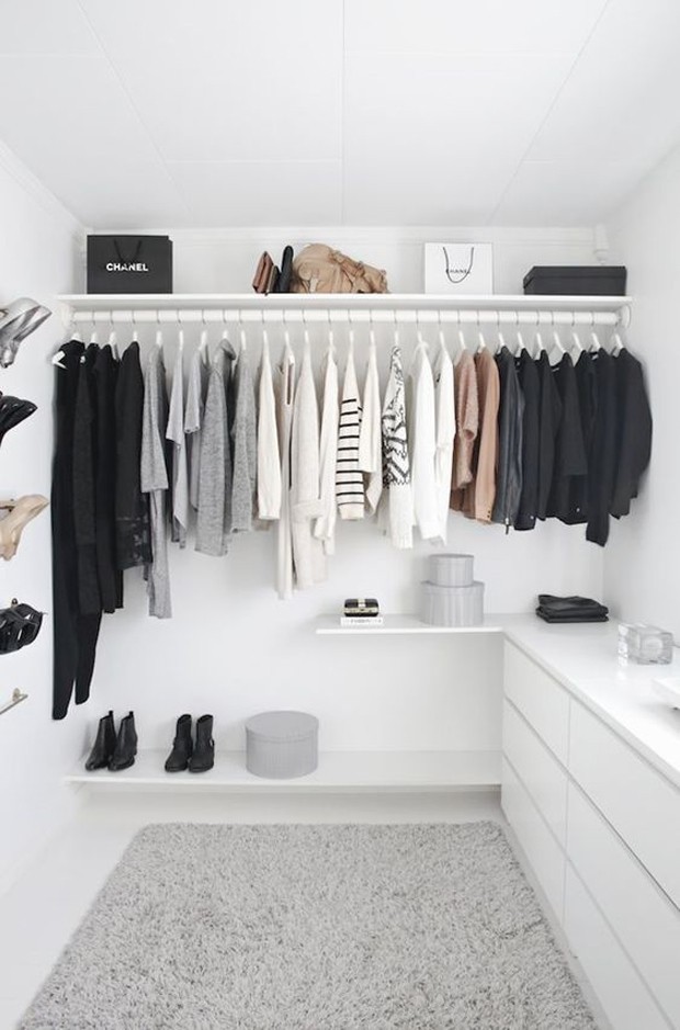 O guarda-roupa deve ser adequado à quantidade de peças e espaço do quarto. (Foto: Divulgação)
