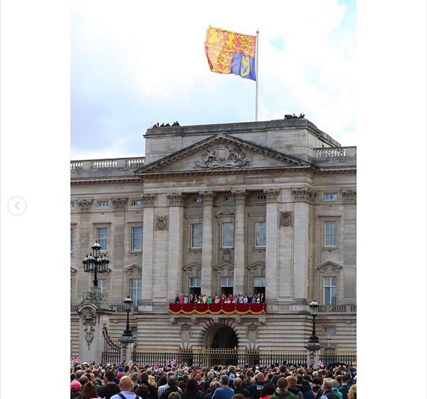A Família Real Britânica reunida no Palácio de Buckingham no início das celebrações dos 93 anos da Rainha Elizabeth 2ª, em junho de 2019 (Foto: Instagram)