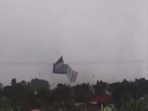 Telhado é levado com a força do tornado no Noroeste do RS (Foto: Reprodução/RBS TV)