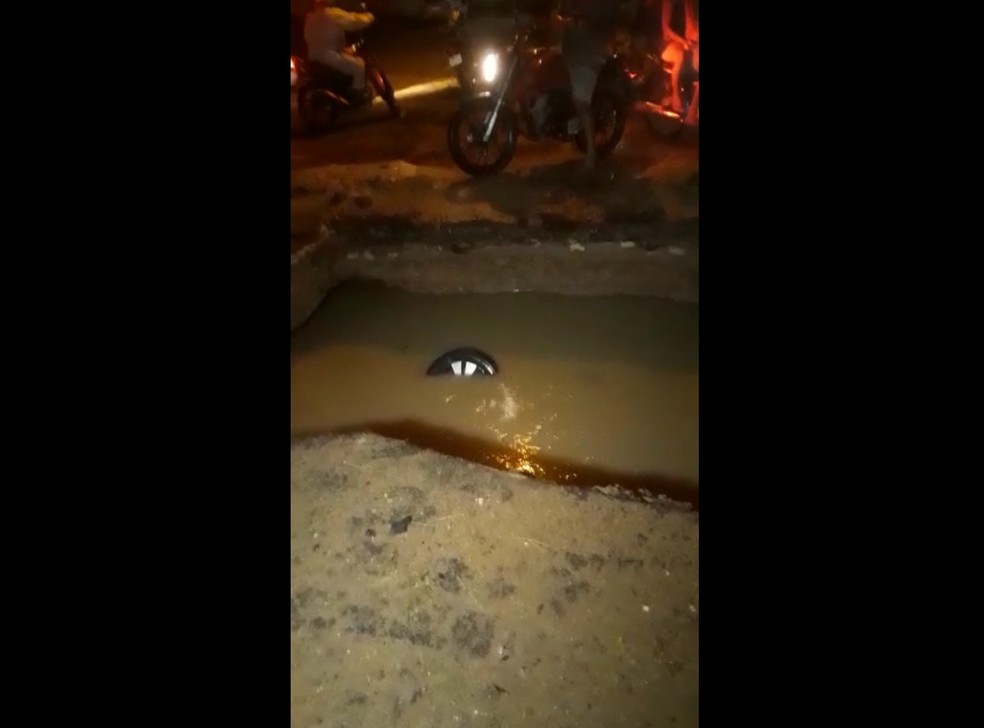 Carro caiu em cratera em Mossoró — Foto: Reprodução