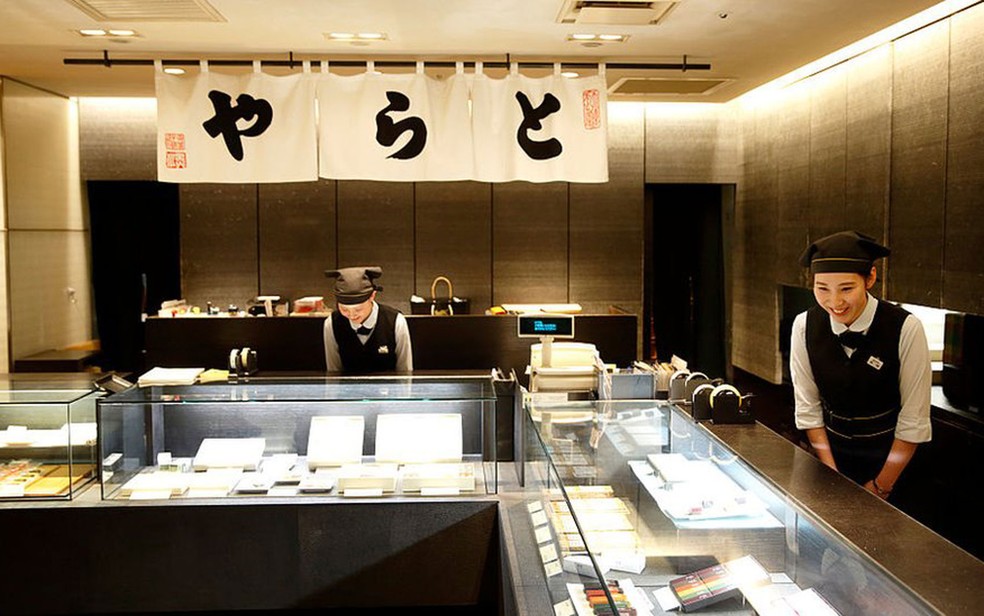 Doceria Toraya é uma das empresas japonesas que tem séculos de história: 17 gerações da mesma família a administraram — Foto: Getty Images/BBC