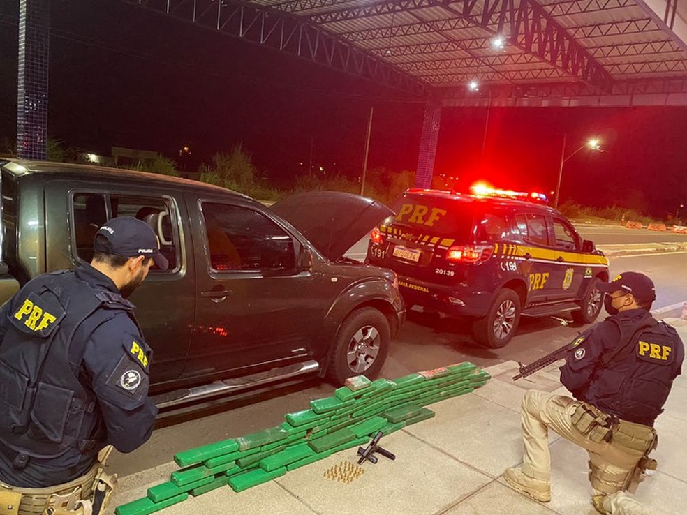 Casal com três crianças é preso transportando 50 quilos de maconha em carro de passeio em Floriano, no Piauí   — Foto: Polícia Rodoviária Federal