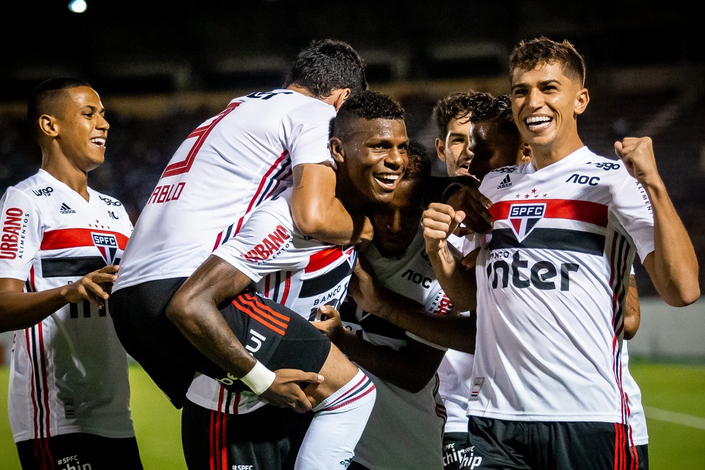 Jogadores do São Paulo comemoram gol contra a Ferroviária — Foto: Marcos Limonti/Estadão Conteúdo