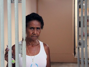 A aposentada Francisca divide a casa que aluga com outras seis pessoas na zona sul de São José (Foto: Carlos Santos/G1)