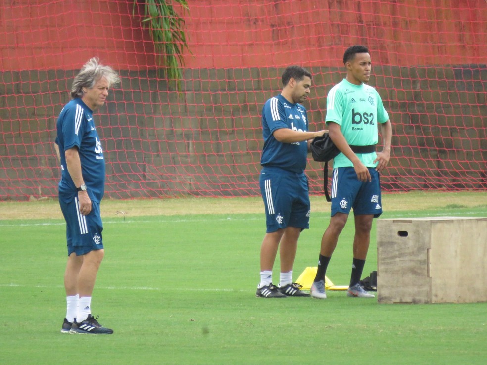 Jorge Jesus e L&aacute;zaro no treino desta sexta-feira no Ninho do Urubu &mdash; Foto: Felipe Schmidt