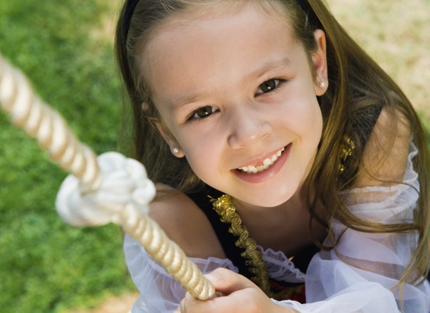 menina; brincadeira; corda; parque; sorriso; feliz (Foto: Thinkstock)