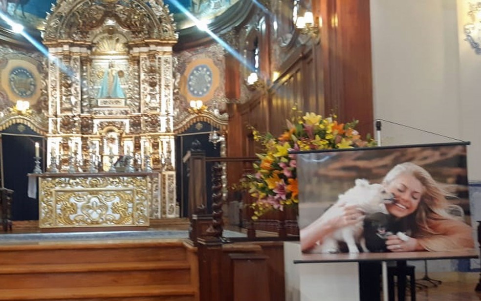Foto de Caroline Bittencourt com seus cães que também morreram no acidente foi colocada ao lado do altar — Foto: Bárbara Muniz Vieira/G1