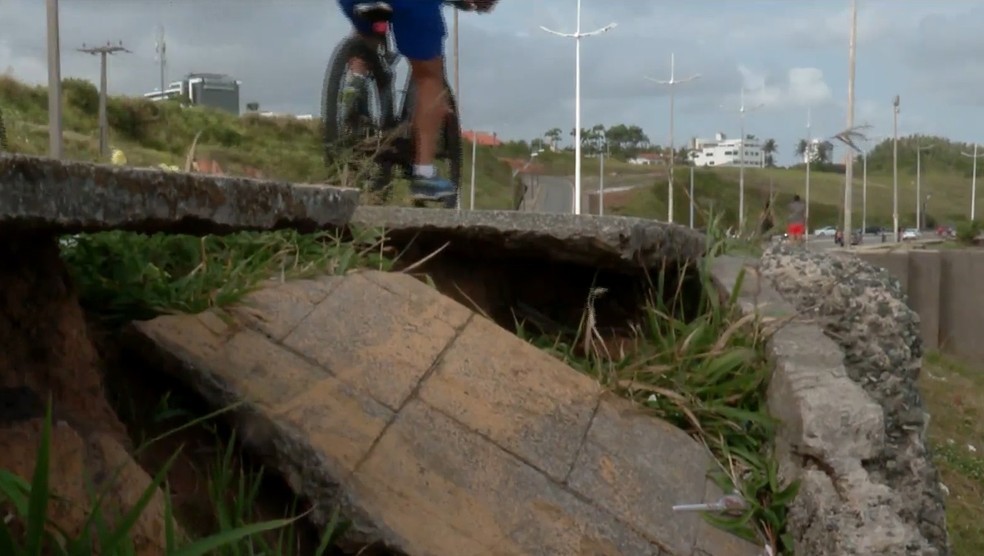 Falta de infraestrutura prejudica calçadões próximos à orla marítima em São Luís. — Foto: Reprodução/TV Mirante