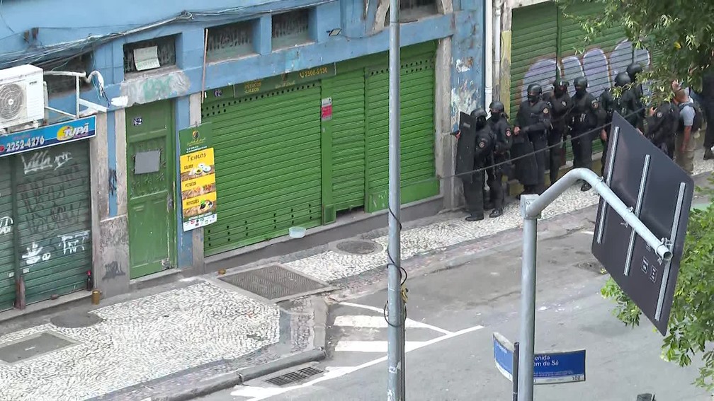 Por volta das 16h, agentes do Bope tentavam negociar com o homem.  — Foto: Reprodução/TV Globo