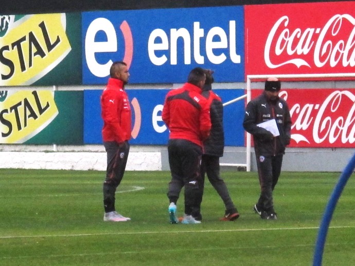 Vidal e Medel conversaram com Sampaoli no treinamento do Chile (Foto: Marcelo Hazan)