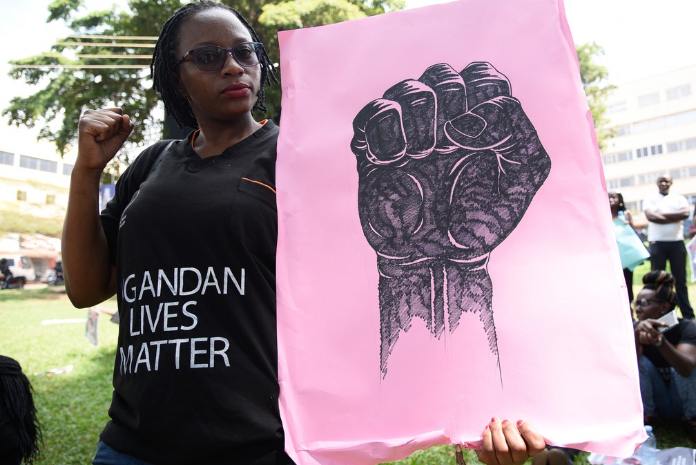 Manifestantes pedem fim de uma onda de assassinatos e sequestros de mulheres em Uganda (Foto: Isaac Kasamani / AFP)