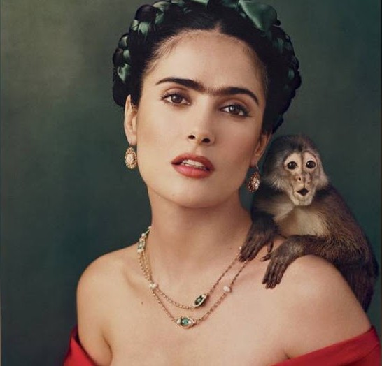 A atriz Salma Hayek com o macaco que a atacou durante as filmagens de Frida (2002) (Foto: Reprodução)