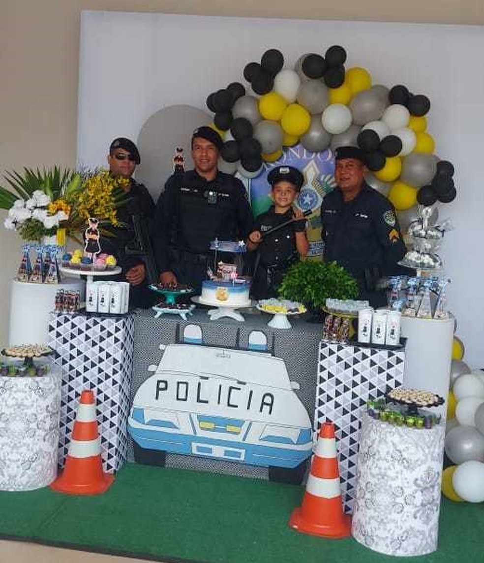 Policiais fazem surpresa para menina que sonho em ser policial, em Rondônia — Foto: Arquivo Pessoal/Andreia Paula Balansin