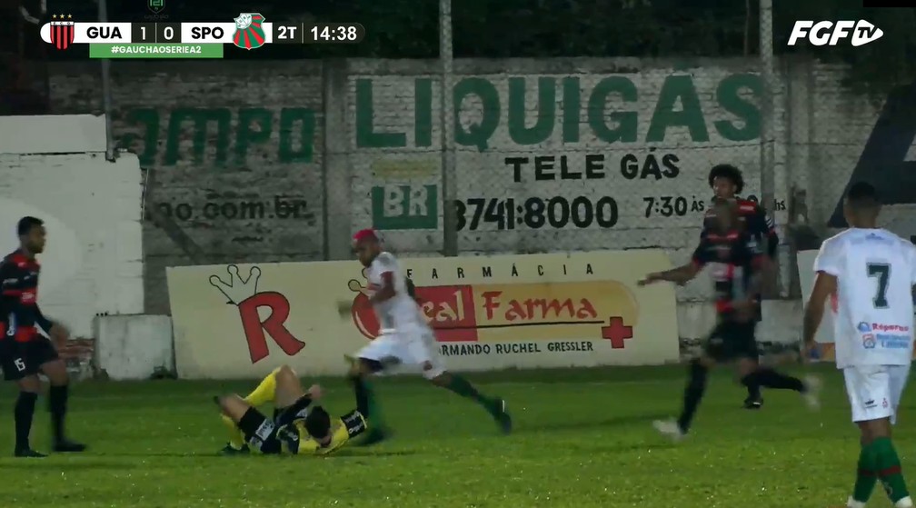 Árbitro é agredido durante jogo da Divisão de Acesso no RS — Foto: FGF TV/Reprodução