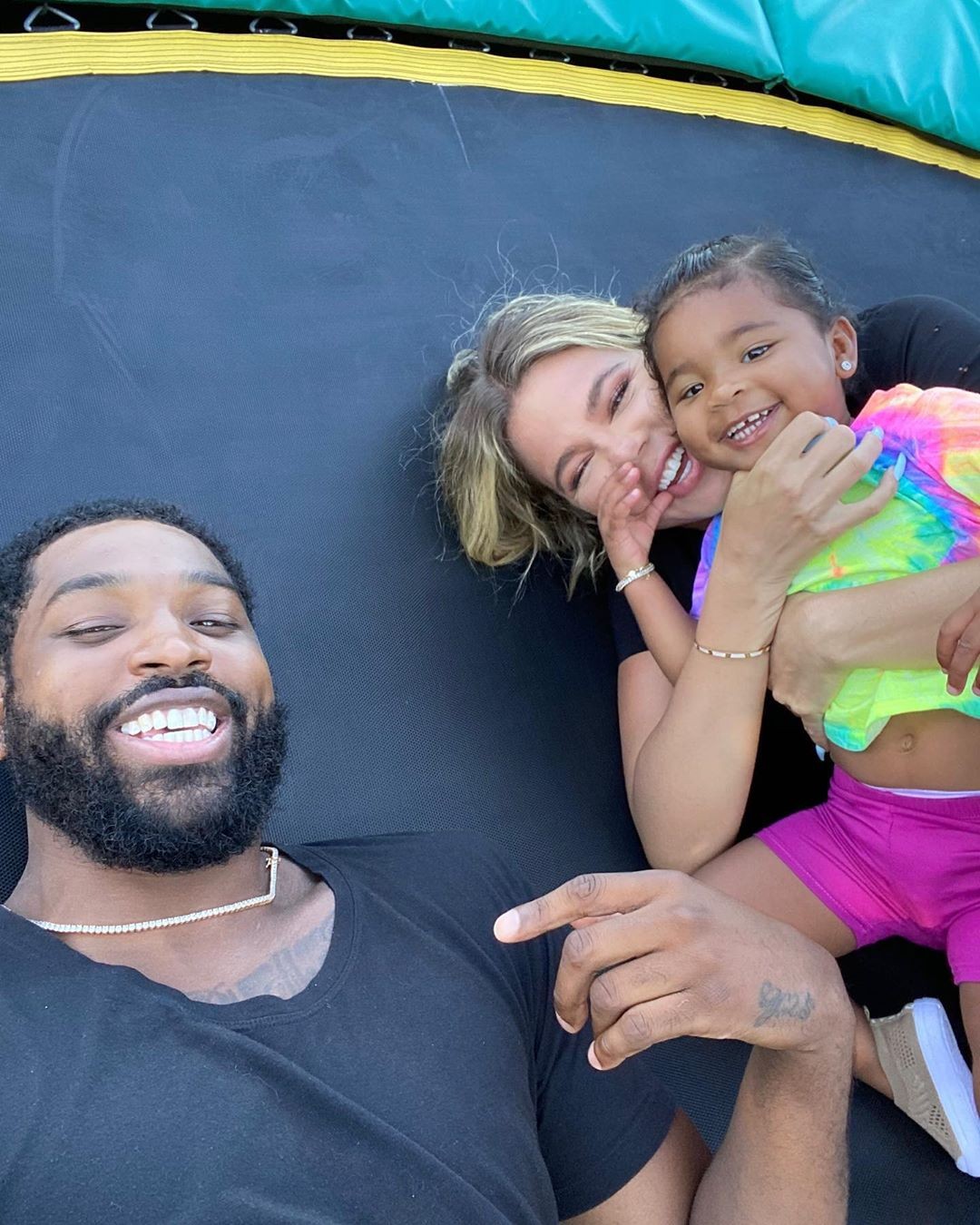 Khloé Kardashian and Tristan Thompson with their daughter, True (Photo: Playback/Instagram)