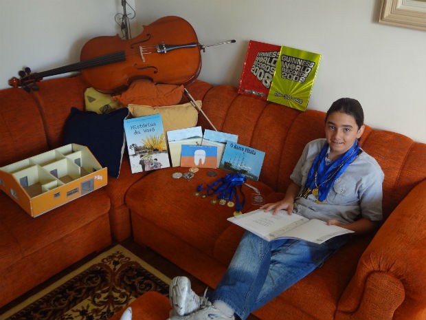 Adauto tem 13 anos e publicou seis livros (Foto: Adriana Justi / G1)