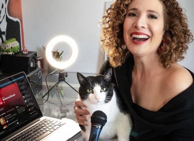 A jornalista também é tutora de Menina, sua gata há 8 anos  (Foto: Instagram / @giulianagirardi_ / Reprodução)