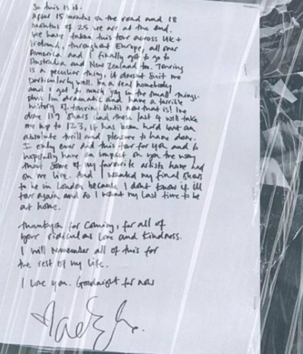 Carta que Adele entrgou aos fãs em show no Wembley Stadium, em Londres (Foto: Reprodução/Instagram)