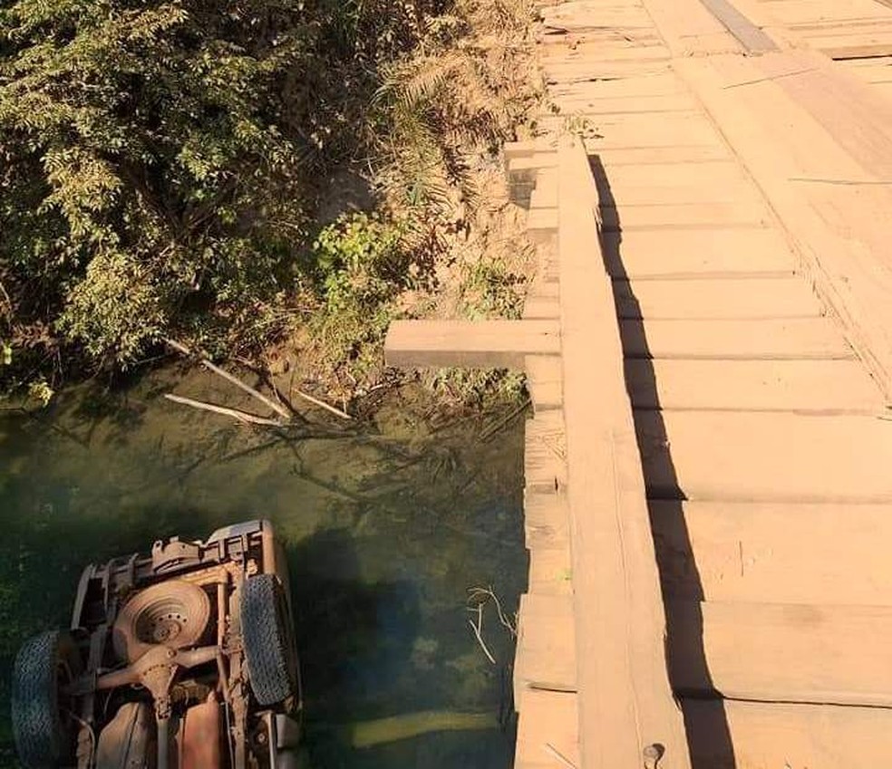 Poeira prejudicou visão de motorista que caiu de ponte, em estrada de MS. — Foto: Site Maracaju Speed