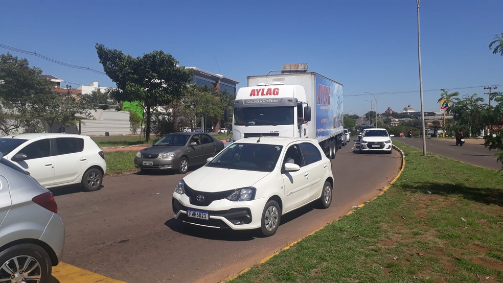 Semáforos na rotatória do Cristo, na Avenida Manoel Goulart, começaram a operar nesta segunda-feira (25) — Foto: Emerson Sanchez/TV Fronteira