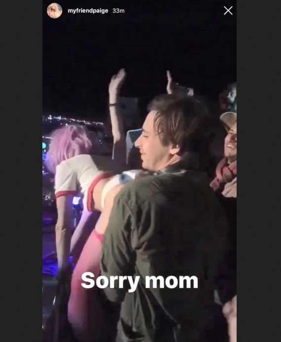O músico australiano DJ Flume em um ato sexual com a namorada, a atriz Paige Elkington, durante o festival Burning Man (Foto: Instagram)