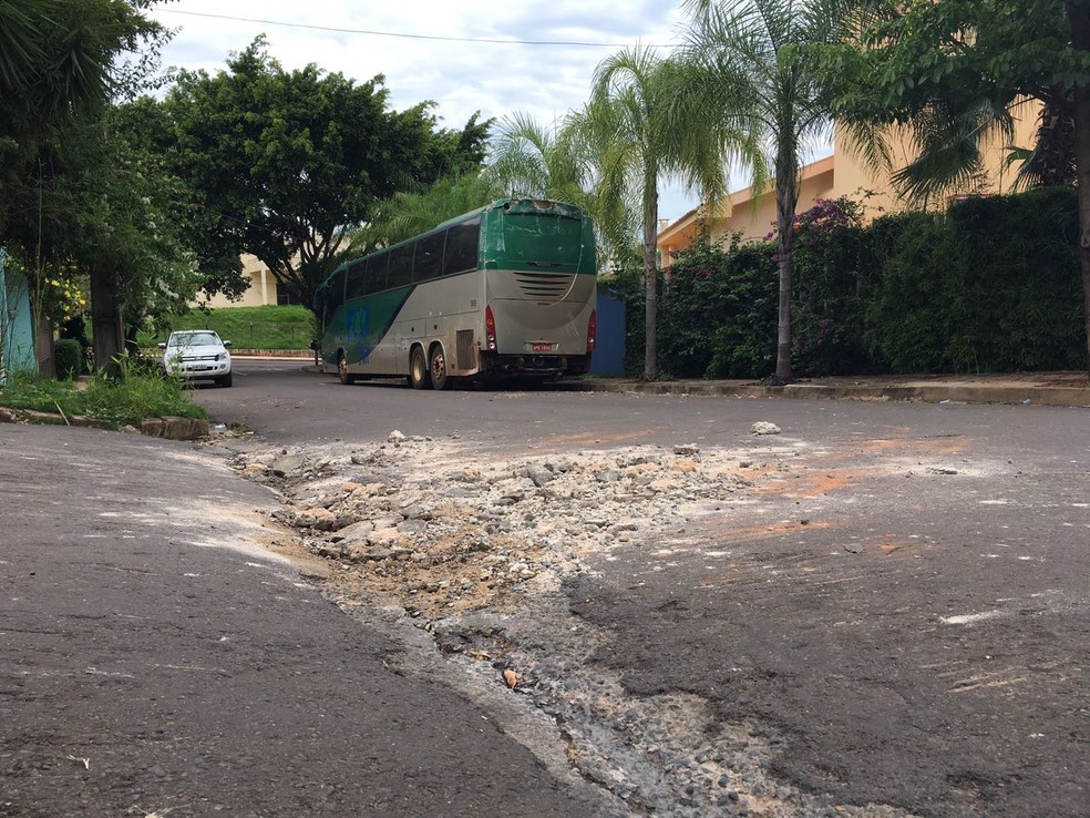 Antes de invadir casas, ônibus ficou enroscado em asfalto (Foto: Wellington Roberto/G1)