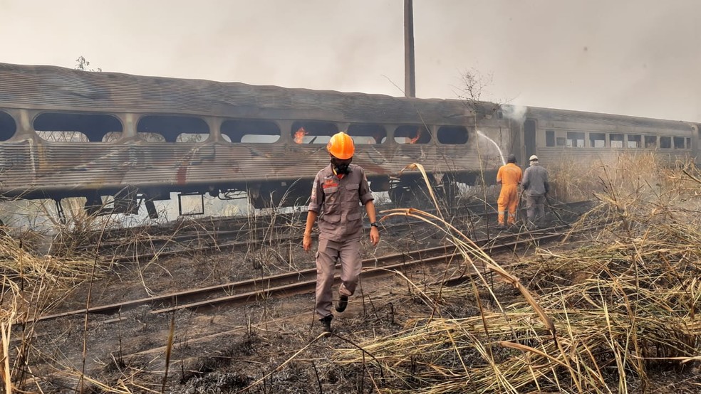 Novo foco de incêndio na Vila Cardia destrói vagões de passageiros abandonados em Bauru — Foto: Fernando Savioli/TV TEM