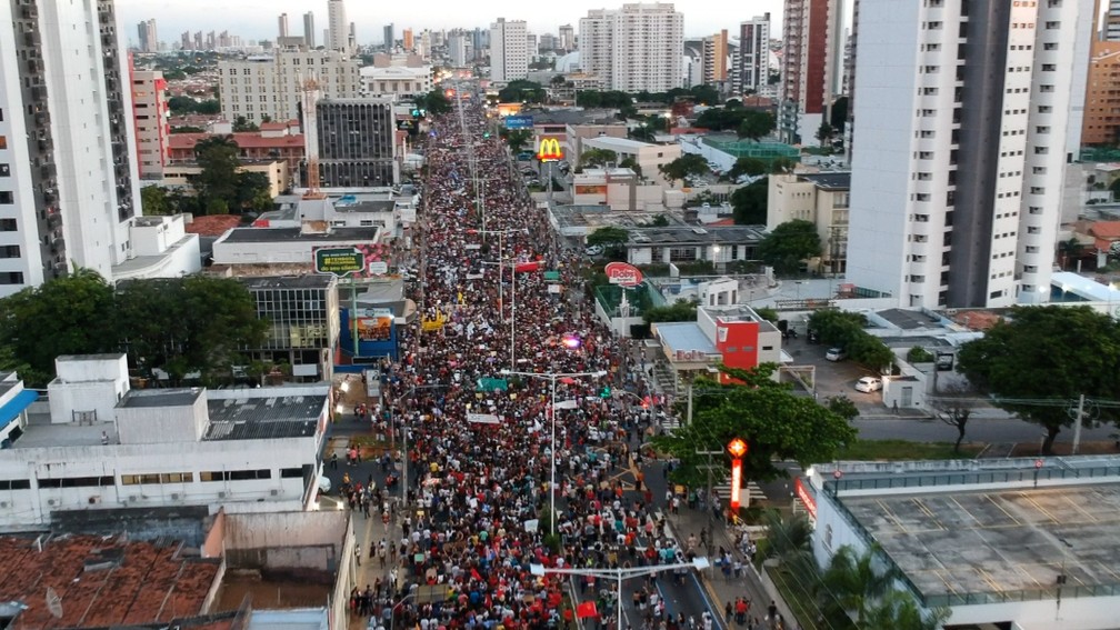 Natal tem ato contra bloqueio na educaÃ§Ã£o â€” Foto: Rafael Fernandes/Inter TV Cabugi