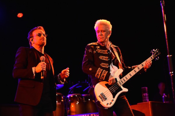 O músico Adam Clayton do U2 ao lado de Bono Vox (Foto: Getty Images)