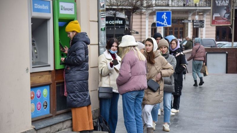 Longas filas na frente de caixas eletrônicos são comuns na Rússia (Foto: Getty Images via BBC News)