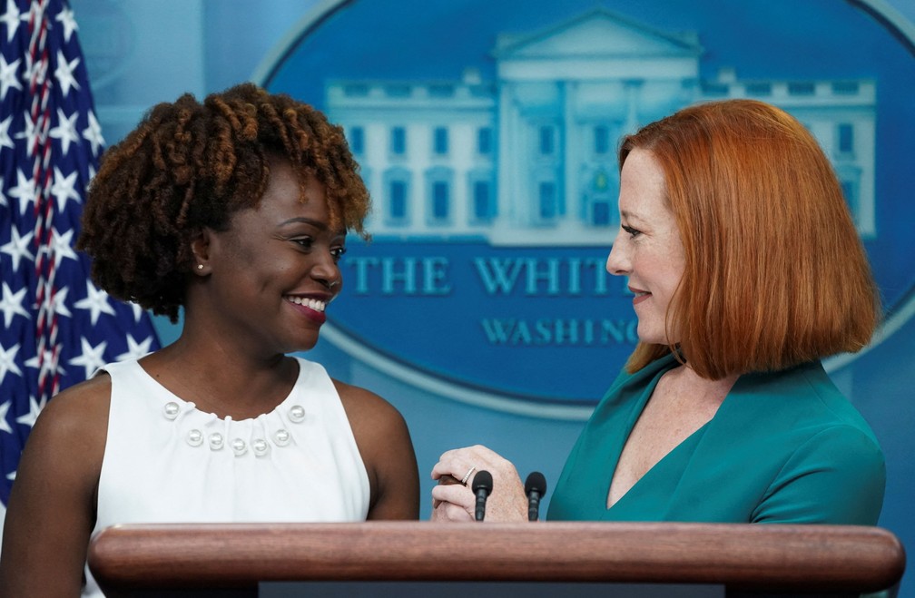 Karine Jean-Pierre é apresentada como a novoa secretária de imprensa da Casa Branca ao lado de sua antecessora Jen Psaki — Foto: Reuters/Kevin Lamarque