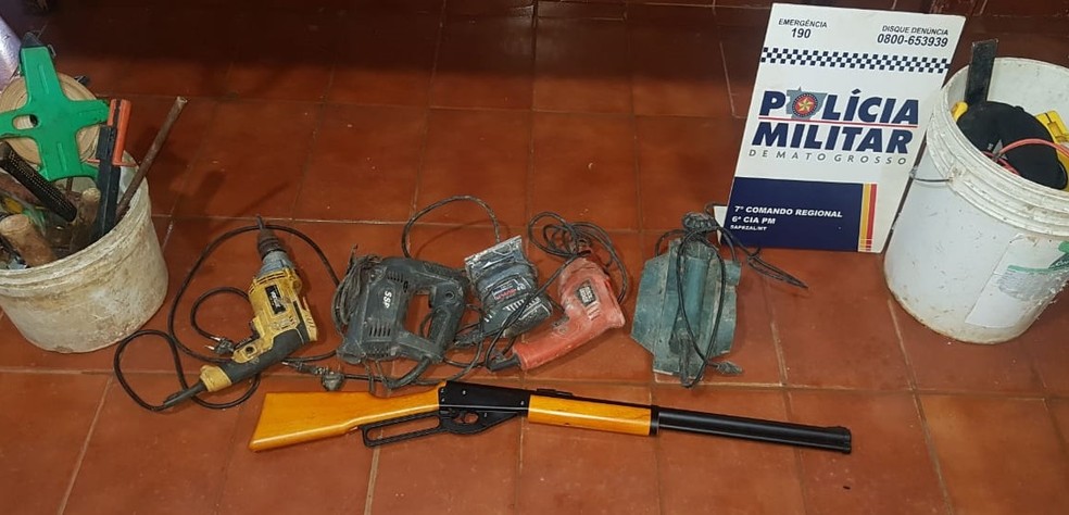Ferramentas foram apreendidas também com o suspeito — Foto: Polícia Militar/MT