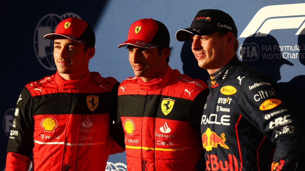 Carlos Sainz posa ao lado de Charles Leclerc e Max Verstappen após a classificação do GP dos EUA de F1 2022 — Foto:  Dan Istitene - Formula 1/Formula 1 via Getty Images