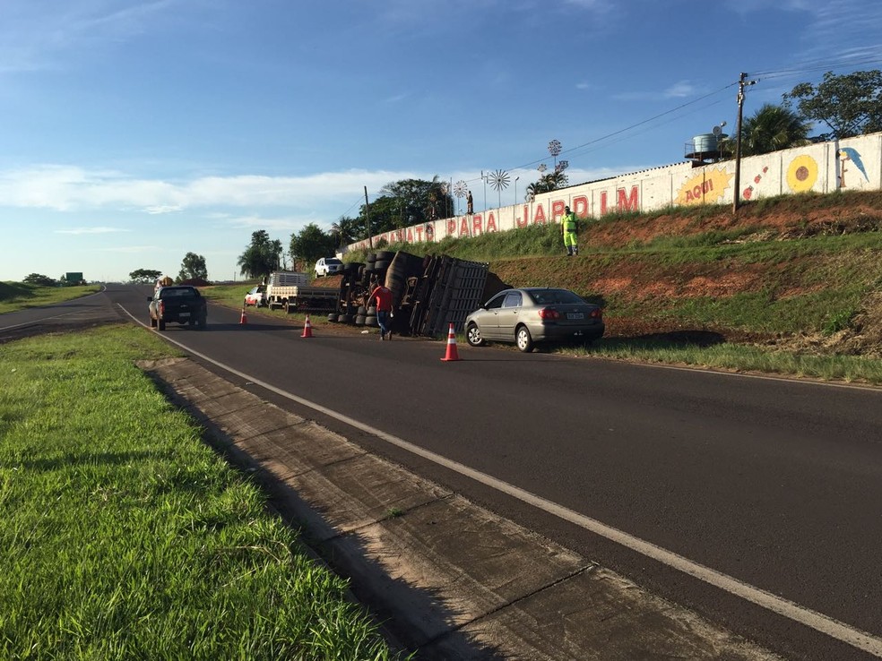 Trânsito no local do acidente não foi prejudicado (Foto: Bruna Bachega/TV Fronteira)