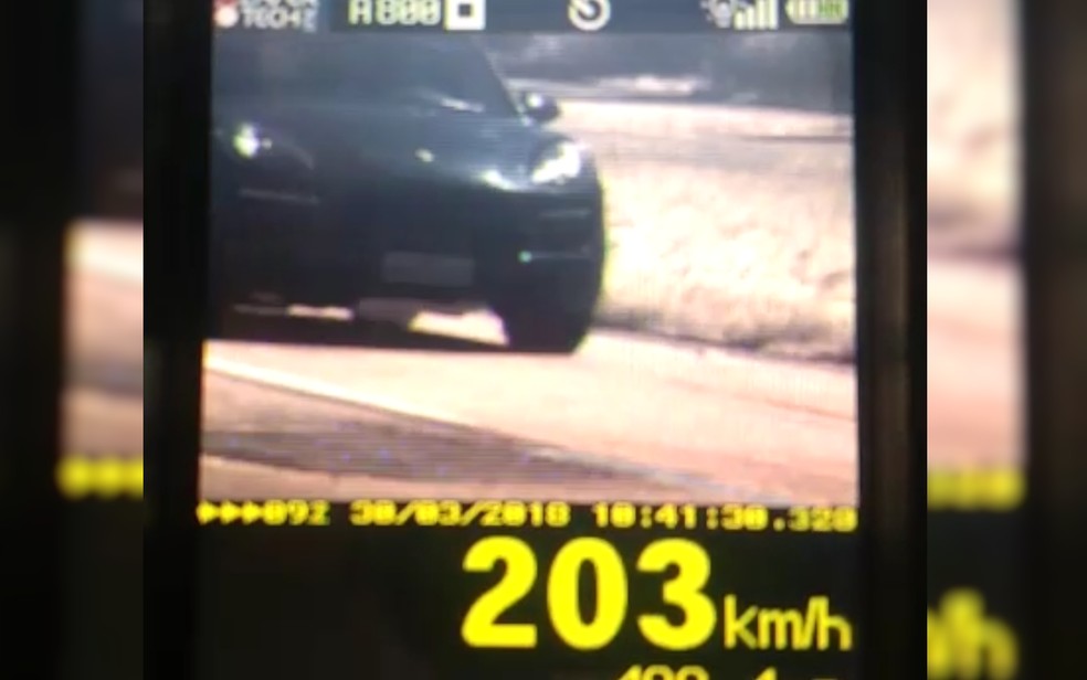 Porsche Cayenne flagrado a 203 km/h na manhã desta sexta-feira (30), na BR-153, em Goiás (Foto: Polícia Rodoviária Federal/Divulgação)