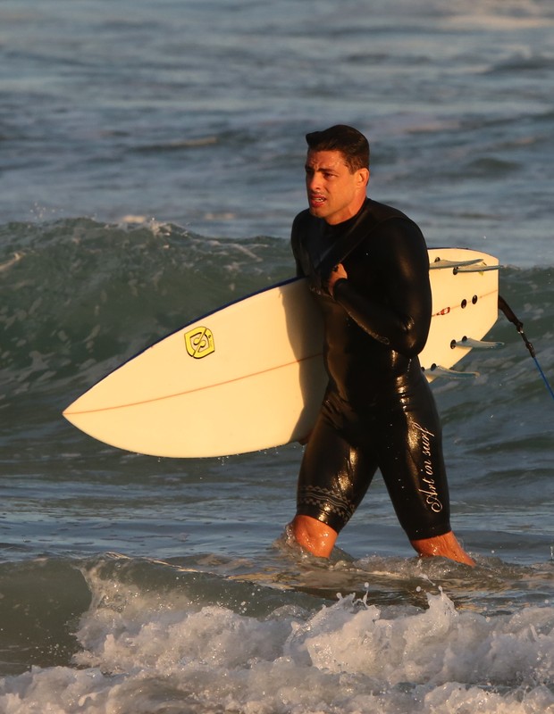 Cauã Reymond surfa na praia da Barra da Tijuca (Foto: Dilson Silva/AgNews)
