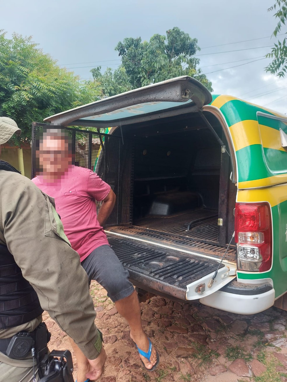 Homem é preso após jogar álcool e atear fogo na esposa na frente das filhas  — Foto: Divulgação/PM-PI