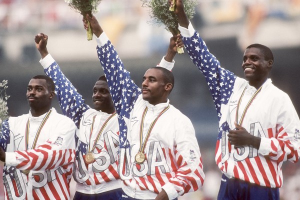 Leroy Burrell, Dennis Mitchell, Mike Marsh e Carl Lewis com suas medalhas de ouro do revezamento 4x100m das Olimpíadas de Barcelona, em 1992 (Foto: Getty Images)