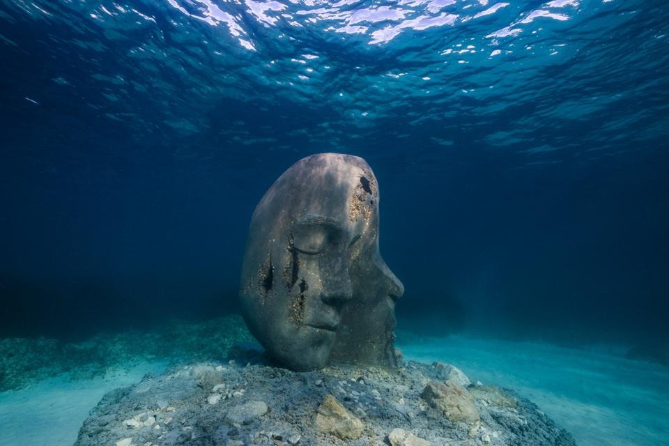 O conceito da máscara dividida é uma metáfora para o oceano. Um lado da máscara mostra a força e a resiliência, o outro lado, a fragilidade e a decadência (Foto: Museu Subaquático de Cannes / Divulgação)
