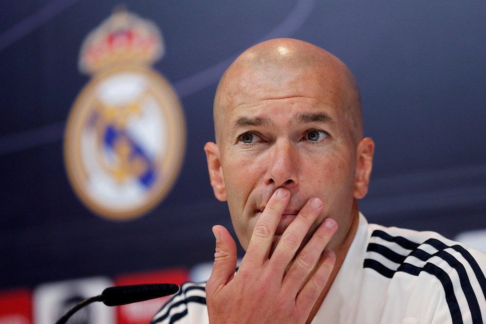Zinedine Zidane em entrevista coletiva neste sábado — Foto: EFE