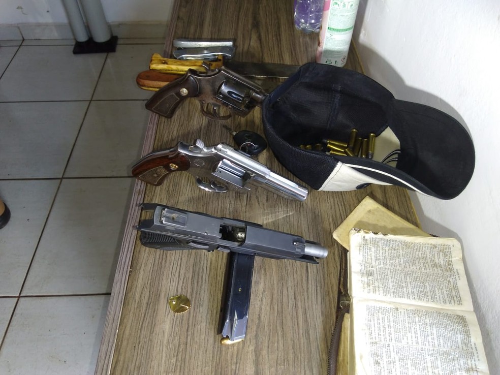 Armas foram encontradas com os suspeitos — Foto: Dionisio Mathias/RPC