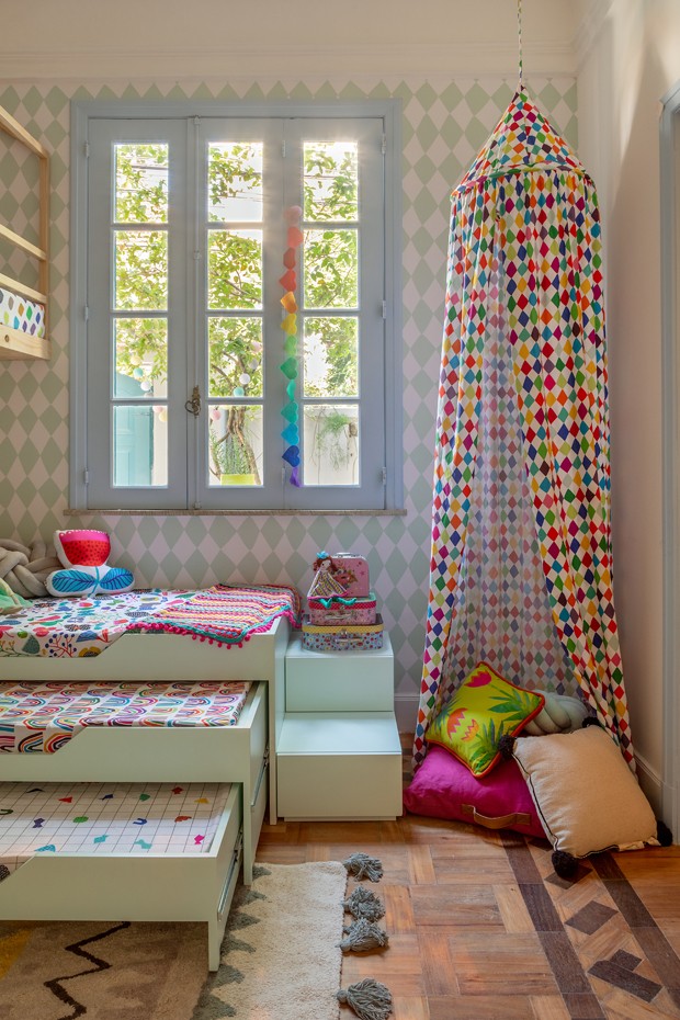 Décor do dia: quarto infantil colorido com mezanino, tricama e tenda (Foto: André Nazareth)